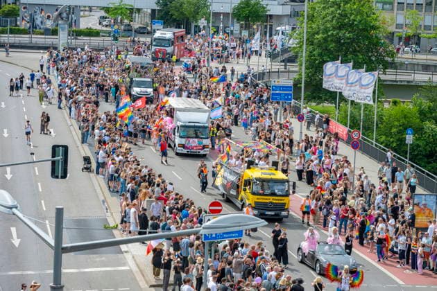 Saarbrücken Er ist schrill, er ist bunt, er ist laut und wird gefühlt immer voller: der Christofer Street Day (CSD) in Saarbrücken wird zum Großevent in der Landeshauptstadt und hat sofern das Wetter mitspielt tausende Zuschauer sicher, die sich die Parade ansehen aber auch das Fest in der Mainzer Straße besuchen und dann nicht nur eine Party feiern, sondern auch die Botschaft hinter dem Fest aufnehmen und transportieren, wie hier am, Sonntag (31.5.2026). *** Saarbrücken Its shrill, its colorful, its loud and it feels like its getting more and more crowded - the Christofer Street Day CSD in Saarbrücken is becoming a major event in the state capital and, weather permitting, is sure to attract thousands of spectators who will no bub