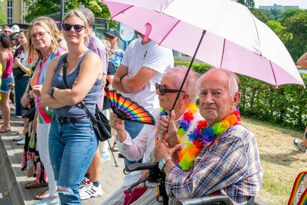 Saarbrücken Er ist schrill, er ist bunt, er ist laut und wird gefühlt immer voller: der Christofer Street Day (CSD) in Saarbrücken wird zum Großevent in der Landeshauptstadt und hat sofern das Wetter mitspielt tausende Zuschauer sicher, die sich die Parade ansehen aber auch das Fest in der Mainzer Straße besuchen und dann nicht nur eine Party feiern, sondern auch die Botschaft hinter dem Fest aufnehmen und transportieren, wie hier am, Sonntag (31.5.2026). *** Saarbrücken Its shrill, its colorful, its loud and it feels like its getting more and more crowded - the Christofer Street Day CSD in Saarbrücken is becoming a major event in the state capital and, weather permitting, is sure to attract thousands of spectators who will no bub