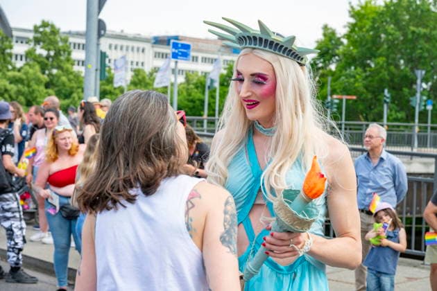 Saarbrücken Er ist schrill, er ist bunt, er ist laut und wird gefühlt immer voller: der Christofer Street Day (CSD) in Saarbrücken wird zum Großevent in der Landeshauptstadt und hat sofern das Wetter mitspielt tausende Zuschauer sicher, die sich die Parade ansehen aber auch das Fest in der Mainzer Straße besuchen und dann nicht nur eine Party feiern, sondern auch die Botschaft hinter dem Fest aufnehmen und transportieren, wie hier am, Sonntag (31.5.2026). *** Saarbrücken Its shrill, its colorful, its loud and it feels like its getting more and more crowded - the Christofer Street Day CSD in Saarbrücken is becoming a major event in the state capital and, weather permitting, is sure to attract thousands of spectators who will no bub