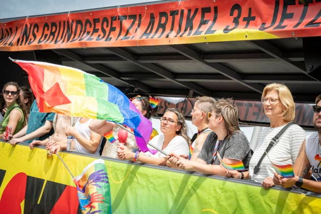 Saarbrücken Er ist schrill, er ist bunt, er ist laut und wird gefühlt immer voller: der Christofer Street Day (CSD) in Saarbrücken wird zum Großevent in der Landeshauptstadt und hat sofern das Wetter mitspielt tausende Zuschauer sicher, die sich die Parade ansehen aber auch das Fest in der Mainzer Straße besuchen und dann nicht nur eine Party feiern, sondern auch die Botschaft hinter dem Fest aufnehmen und transportieren, wie hier am, Sonntag (31.5.2026). Im Bild feiert Ministerepräsidentin Anke Rehlinger. *** Saarbrücken Its shrill, its colorful, its loud and it feels like its getting louder and louder The Christofer Street Day CSD in Saarbrücken is becoming a major event in the state capital and, weather permitting, is sure bub
