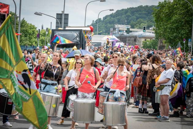 Saarbrücken Er ist schrill, er ist bunt, er ist laut und wird gefühlt immer voller: der Christofer Street Day (CSD) in Saarbrücken wird zum Großevent in der Landeshauptstadt und hat sofern das Wetter mitspielt tausende Zuschauer sicher, die sich die Parade ansehen aber auch das Fest in der Mainzer Straße besuchen und dann nicht nur eine Party feiern, sondern auch die Botschaft hinter dem Fest aufnehmen und transportieren, wie hier am, Sonntag (31.5.2026). *** Saarbrücken Its shrill, its colorful, its loud and it feels like its getting more and more crowded - the Christofer Street Day CSD in Saarbrücken is becoming a major event in the state capital and, weather permitting, is sure to attract thousands of spectators who come to bub