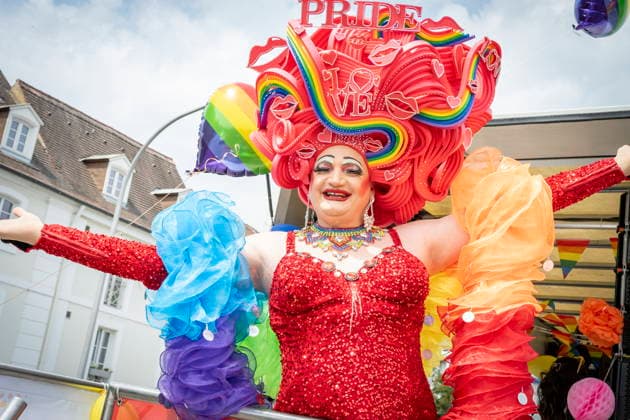 Saarbrücken Er ist schrill, er ist bunt, er ist laut und wird gefühlt immer voller: der Christofer Street Day (CSD) in Saarbrücken wird zum Großevent in der Landeshauptstadt und hat sofern das Wetter mitspielt tausende Zuschauer sicher, die sich die Parade ansehen aber auch das Fest in der Mainzer Straße besuchen und dann nicht nur eine Party feiern, sondern auch die Botschaft hinter dem Fest aufnehmen und transportieren, wie hier am, Sonntag (31.5.2026). *** Saarbrücken Its shrill, its colorful, its loud and it feels like its getting more and more crowded - the Christofer Street Day CSD in Saarbrücken is becoming a major event in the state capital and, weather permitting, is sure to attract thousands of spectators who will no bub