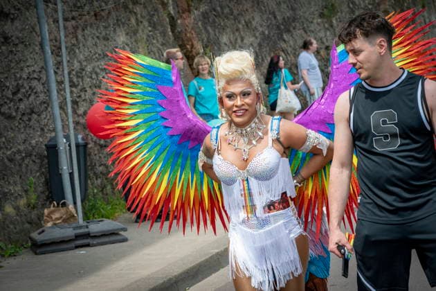 Saarbrücken Er ist schrill, er ist bunt, er ist laut und wird gefühlt immer voller: der Christofer Street Day (CSD) in Saarbrücken wird zum Großevent in der Landeshauptstadt und hat sofern das Wetter mitspielt tausende Zuschauer sicher, die sich die Parade ansehen aber auch das Fest in der Mainzer Straße besuchen und dann nicht nur eine Party feiern, sondern auch die Botschaft hinter dem Fest aufnehmen und transportieren, wie hier am, Sonntag (31.5.2026). *** Saarbrücken Its shrill, its colorful, its loud and it feels like its getting more and more crowded - the Christofer Street Day CSD in Saarbrücken is becoming a major event in the state capital and, weather permitting, is sure to attract thousands of spectators who will no bub