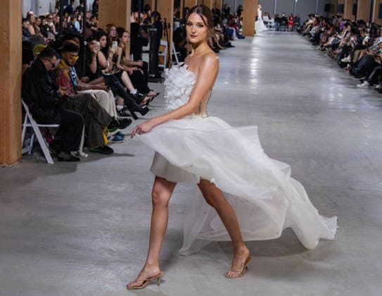 (260601) -- TORONTO, June 1, 2026 -- A model presents a creation at the Fashion Art Toronto s Fashion Week Spring Summer 2026 in Toronto, Canada, on May 31, 2026. The fashion week was held here from May 25 to 31. (Photo by Xinhua) CANADA-TORONTO-FASHION WEEK ZouxZheng 