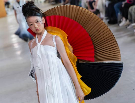 (260601) -- TORONTO, June 1, 2026 -- A model presents a creation at the Fashion Art Toronto s Fashion Week Spring Summer 2026 in Toronto, Canada, on May 31, 2026. The fashion week was held here from May 25 to 31. (Photo by Xinhua) CANADA-TORONTO-FASHION WEEK ZouxZheng 