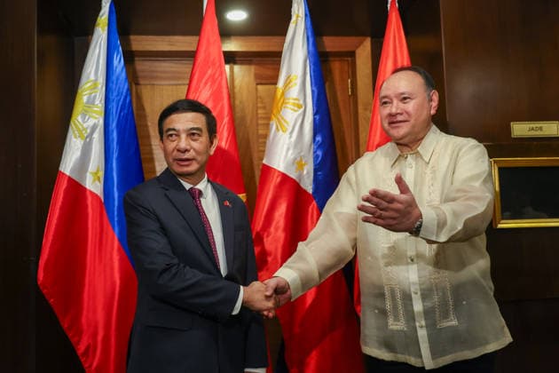 Vietnam, Philippines defense chiefs meet after signing pact to elevate ties in Manila MANILA, PHILIPPINES – JUNE 1: Vietnamese Defense Minister Phan Van Giang (L) and Philippine Defense Secretary Gilberto Teodoro Jr. (R) meet following the signing of a new security pact in Manila, Philippines, on June 1, 2026. Vietnam and the Philippines signed a memorandum of understanding to strengthen cooperation in maritime security, military education and disaster response, elevating bilateral relations to an Enhanced Strategic Partnership. Daniel Ceng Anadolu Manila Philippines. Editorial use only. Please get in touch for any other usage.  Copyright: x2026xAnadoluxDanielxCengx