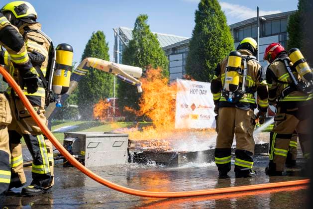 Teilnehmer der S-Gard Safety Tour hatten die Möglichkeit ihr Können u.a. im Bereich Brandbekämpfung mit Trainings zu erweitern - Interschutz 2026 unter dem Motto Safeguarding tomorrow in Hannover 01.06.2026 Rundgang Interschutz - die Weltleitmesse für Feuerwehr, Rettungswesen und Bevölkerungsschutz *** Participants in the S Gard Safety Tour had the opportunity to expand their firefighting skills with training courses Interschutz 2026 under the motto Safeguarding tomorrow in Hanover 01 06 2026 Tour of Interschutz the worlds leading trade fair for fire departments, rescue services and civil protection