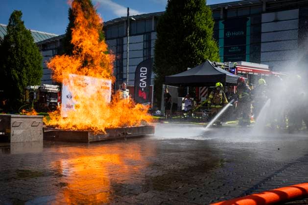 Teilnehmer der S-Gard Safety Tour hatten die Möglichkeit ihr Können u.a. im Bereich Brandbekämpfung mit Trainings zu erweitern - Interschutz 2026 unter dem Motto Safeguarding tomorrow in Hannover 01.06.2026 Rundgang Interschutz - die Weltleitmesse für Feuerwehr, Rettungswesen und Bevölkerungsschutz *** Participants in the S Gard Safety Tour had the opportunity to expand their firefighting skills with training courses Interschutz 2026 under the motto Safeguarding tomorrow in Hanover 01 06 2026 Tour of Interschutz the worlds leading trade fair for fire departments, rescue services and civil protection