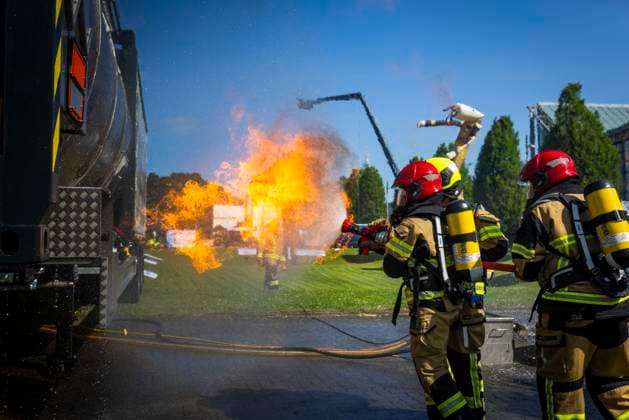 Teilnehmer der S-Gard Safety Tour hatten die Möglichkeit ihr Können u.a. im Bereich Brandbekämpfung mit Trainings zu erweitern - Interschutz 2026 unter dem Motto Safeguarding tomorrow in Hannover 01.06.2026 Rundgang Interschutz - die Weltleitmesse für Feuerwehr, Rettungswesen und Bevölkerungsschutz *** Participants in the S Gard Safety Tour had the opportunity to expand their firefighting skills with training courses Interschutz 2026 under the motto Safeguarding tomorrow in Hanover 01 06 2026 Tour of Interschutz the worlds leading trade fair for fire departments, rescue services and civil protection