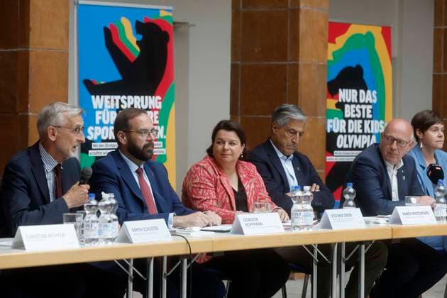01.06.2026, Einreichung des Bewerbungskonzept beim DOSB ãBerlin+Ò für Olympische Spiele 2036,2040 oder 2044 beim DOSB, Deutscher Olympische Sportbund, Pressekonferenz in Berlin, Haus des Sport im Olympiapark, Kai Wegner, Regierender Bürgermeister, Olympiabeauftragter Kaweh Niroomand, Innenminister von Sachsen, Armin Schuster, Gordon Hoffmann, Minister für Bildung, Jugend und Sport des Landes Brandenburg, Stefanie Drese, Ministerin für Soziales, Gesundheit und Sport des Landes Mecklenburg-Vorpommern, Eva-Maria Kröger, Oberbürgermeisterin der Stadt Rostock, Berlin Deutschland, Germany *** 01 06 2026, Submission of the bid concept to the DOSB ÒBerlin Ó for the 2036,2040 or 2044 Olympic Games to the DOSB, German Olympic Sports Confederation,