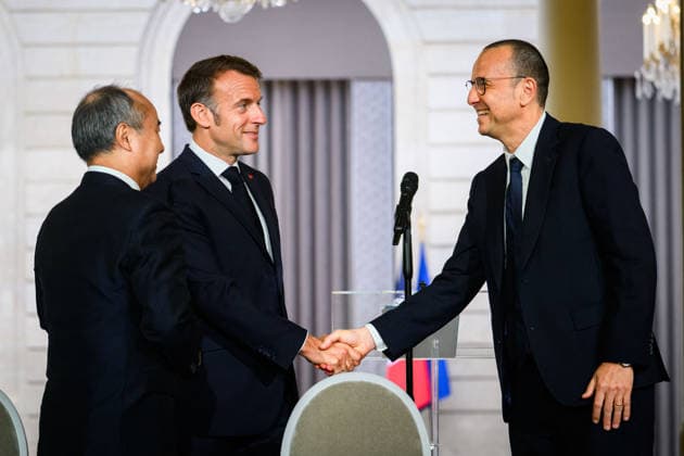 Masayoshi Son, CEO SoftBank avec Emmanuel Macron, president de la Republique et Olivier Blum, directeur général Schneider electric, lors dune signature de contrat, dans le cadre de Choose France, a lElysee le 1er juin 2026 Eric Tchaen Pool Bestimage France s President Emmanuel Macron R speaks next to SoftBank group Chairman and CEO Japanese Masayoshi Sonduring a joint statement after a meeting at The Elysee Presidential Palace in Paris on June 1, 2026 PARIS France  Copyright: xEricxTschaenx xPoolx xBestimagexEricxTschaenx xPoolx xBestimagex