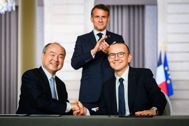 Masayoshi Son, CEO SoftBank avec Emmanuel Macron, president de la Republique et Olivier Blum, directeur général Schneider electric, lors dune signature de contrat, dans le cadre de Choose France, a lElysee le 1er juin 2026 Eric Tchaen Pool Bestimage France s President Emmanuel Macron R speaks next to SoftBank group Chairman and CEO Japanese Masayoshi Sonduring a joint statement after a meeting at The Elysee Presidential Palace in Paris on June 1, 2026 PARIS France  Copyright: xEricxTschaenx xPoolx xBestimagexEricxTschaenx xPoolx xBestimagex