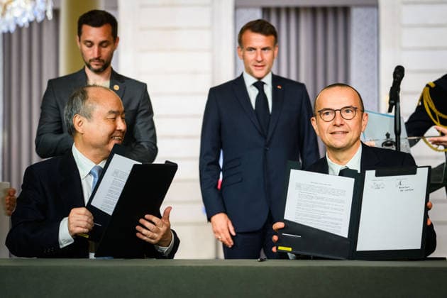 Masayoshi Son, CEO SoftBank avec Emmanuel Macron, president de la Republique et Olivier Blum, directeur général Schneider electric, lors dune signature de contrat, dans le cadre de Choose France, a lElysee le 1er juin 2026 Eric Tchaen Pool Bestimage France s President Emmanuel Macron R speaks next to SoftBank group Chairman and CEO Japanese Masayoshi Sonduring a joint statement after a meeting at The Elysee Presidential Palace in Paris on June 1, 2026 PARIS France  Copyright: xEricxTschaenx xPoolx xBestimagexEricxTschaenx xPoolx xBestimagex