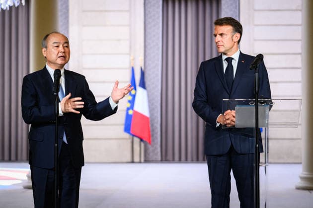 Masayoshi Son, CEO SoftBank avec Emmanuel Macron, president de la Republique, lors dune déclaration commune, a lissue dun petit dejeuner de travail, dans le cadre de Choose France, a lElysee le 1er juin 2026 Eric Tchaen Pool Bestimage France s President Emmanuel Macron R speaks next to SoftBank group Chairman and CEO Japanese Masayoshi Sonduring a joint statement after a meeting at The Elysee Presidential Palace in Paris on June 1, 2026 PARIS France  Copyright: xEricxTschaenx xPoolx xBestimagexEricxTschaenx xPoolx xBestimagex