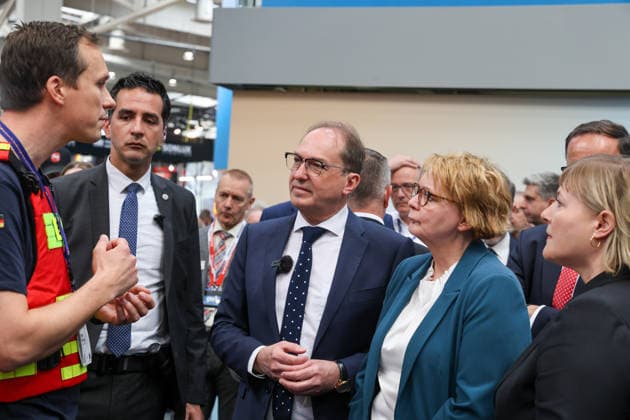 Interschutz 2026. Daniela Behrens (SPD) Niedersächsische Ministerin für Inneres, Sport und Digitalisierung und Alexander Dobrindt (CSU), Bundesminister des Innern beim Eröffnungsrundgang der Weltleitmesse für die Bereiche Rettungsdienst, Brand- bzw. Katastrophenschutz und Sicherheit. Hannover, Niedersachsen, DEU, Deutschland, 01.06.2026 *** Interschutz 2026 Daniela Behrens SPD Lower Saxonys Minister of the Interior, Sport and Digitalization and Alexander Dobrindt CSU , Federal Minister of the Interior at the opening tour of the worlds leading trade fair for rescue services, fire and disaster control and security Hanover, Lower Saxony, DEU, Germany, 01 06 2026