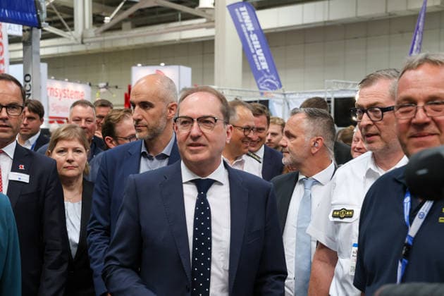 Interschutz 2026. Alexander Dobrindt (CSU), Bundesminister des Innern beim Eröffnungsrundgang der Weltleitmesse für die Bereiche Rettungsdienst, Brand- bzw. Katastrophenschutz und Sicherheit. Hannover, Niedersachsen, DEU, Deutschland, 01.06.2026 *** Interschutz 2026 Alexander Dobrindt CSU , Federal Minister of the Interior at the opening tour of the worlds leading trade fair for rescue services, fire and disaster control and security Hanover, Lower Saxony, DEU, Germany, 01 06 2026