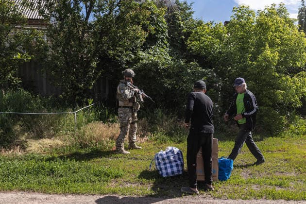 White Angels police evacuate civilians in Ukraine MYKOLAIVKA, UKRAINE - JUNE 1: The White Angels police unit evacuates civilians from the city of Mykolaivka, Ukraine, on June 1, 2026. Diego Herrera Carcedo Anadolu Mykolaivka Ukraine. Editorial use only. Please get in touch for any other usage.  Copyright: x2026xAnadoluxDiegoxHerreraxCarcedox