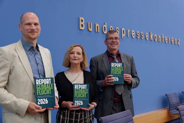 Report Globale Flucht vorgestellt 2026-0601 Deutschland, Berlin Bundespressekonferenz: Vorstellung des Reports Globale Flucht 2026. Im Bild v.l.: Dr. Benamin Etzold, BICC - bonn International Centre for Conflict Studies, Dr. Franck Düvell, Universität Osnabrück, Prof. Dr. Petra Bendel, Universität Erlangen-Nürnberg. *** Global Displacement Report presented 2026 0601 Germany, Berlin Federal Press Conference Presentation of the Global Displacement Report 2026 Pictured from left Dr Benamin Etzold, BICC bonn International Centre for Conflict Studies, Dr Franck Düvell, University of Osnabrück, Prof Dr Petra Bendel, University of Erlangen Nuremberg