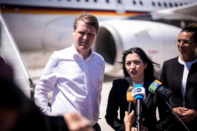 Reem Alabali-Radovan (SPD), Bundesministerin fuer wirtschaftliche Zusammenarbeit und Entwicklung, bricht am 01.06.2026 die geplante Reise nach Beirut, Libanesische Republik ab. Grund dafuer waren Sicherheitsgruende, Beirut war aktuell unter Beschuss israelischer Streitkraefte. Landung und Ankunft in Larnaca, Zypern zusammen mit Minister fuer Internationale Entwicklung des Koenigreichs Norwegen Asmund Grover Aukrust. Fotografiert im Auftrag des Bundesministeriums fuer wirtschaftliche Entwicklung und Zusammenarbeit. Larnaca Zypern *** Reem Alabali Radovan SPD , Federal Minister for Economic Cooperation and Development, cancels the planned trip to Beirut, Lebanese Republic on 01 06 2026 Reason for this was security reasons, Beirut was current Copyright: xDominikxButzmannx