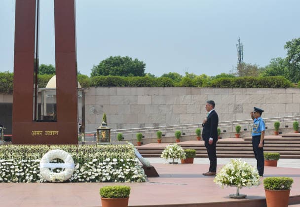 Australia™s Deputy Prime Minister and Defence Minister Richard Marles pays tribute at the National War Memorial New Delhi, Jun 01 (ANI): Australia™s Deputy Prime Minister and Defence Minister Richard Marles pays tribute to the nation s fallen heroes by laying a wreath at the National War Memorial, in New Delhi on Monday. New Delhi Delhi India Copyright: xANIx ANI_20260601074