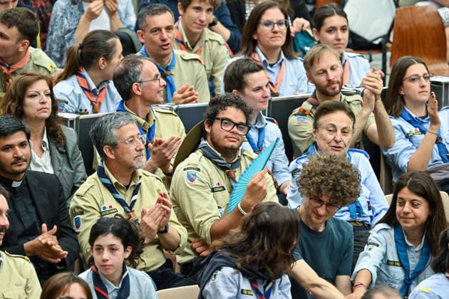 ITALY - POPE LEO XIV DURING AUDIENCE WITH MEMBERS OF THE ITALIAN ASSOCIATIONS OF CATHOLIC GUIDES AND SCOUTS OF EUROPE DURING THE MEETING AT THE VATICAN- 2026 6 1 Italy, Rome, Vatican, 2026 6 1 Pope Leo XIV greets members of the Italian Associations of Catholic Guides and Scouts of Europe, during their meeting at the Vatican EDITORIAL USE ONLY - NO BOOKS Copyright: xALESSIAxGIULIANIx