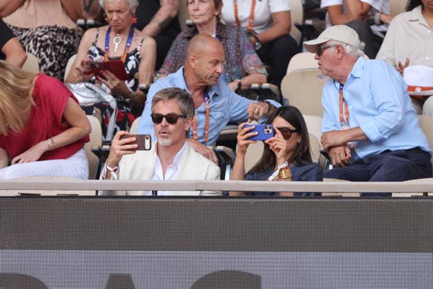 Chris Pine et sa compagne Keana Sky Wenger dans les tribunes lors des Internationaux de France de Tennis de Roland Garros 2026, le 1er juin 2026 Jacovides Moreau Bestimage Chris Pine and his girlfriend Keana Sky Wenger in the stands during the French Open Tennis Championships at Roland Garros 2026 Paris, on June 1st, 2026 Paris France  Copyright: xDOMINIQUExJACOVIDESx xBESTIMAGExDOMINIQUExJACOVIDESx xBESTIMAGEx
