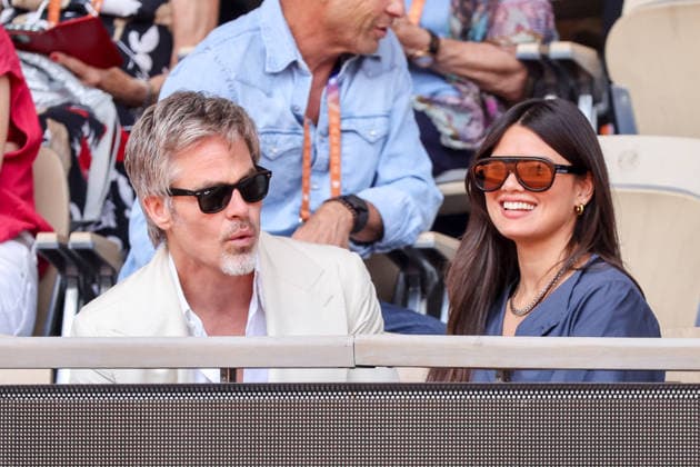Chris Pine et sa compagne Keana Sky Wenger dans les tribunes lors des Internationaux de France de Tennis de Roland Garros 2026, le 1er juin 2026 Jacovides Moreau Bestimage Chris Pine and his girlfriend Keana Sky Wenger in the stands during the French Open Tennis Championships at Roland Garros 2026 Paris, on June 1st, 2026 Paris France  Copyright: xDOMINIQUExJACOVIDESx xBESTIMAGExDOMINIQUExJACOVIDESx xBESTIMAGEx