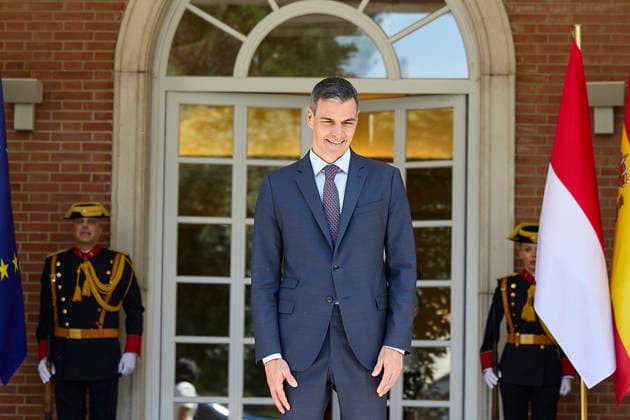 Sánchez receives Prince Albert II of Monaco The President of the Government, Pedro Sánchez, receives the sovereign prince of the Principality of Monaco, Albert II, at the La Moncloa Complex, on June 1, 2026, in Madrid Spain The official audience is part of the Grimaldi monarchs two-day state visit to the country, scheduled to commemorate the 150th anniversary of diplomatic relations between Spain and Monaco 01 JUNE 2026 Jesús Hellí Madrid Madrid Madrid Spain  Copyright: xJesusxHellinx 7564427