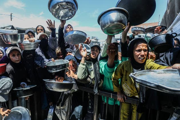 Palestinians receive hot meals distributed by a charity organization in Gaza KHAN YUNIS, GAZA STRIP, PALESTINE - JUNE 1: Displaced Palestinians queue to receive hot meals distributed at a charity-run soup kitchen amid ongoing food shortages caused by Israel’s attacks and restrictions on aid entering the Gaza Strip, in Khan Yunis, Palestine on June 1, 2026. Abed Rahim Khatib Anadolu Khan Yunis Gaza. Editorial use only. Please get in touch for any other usage.  Copyright: x2026xAnadoluxAbedxRahimxKhatibx