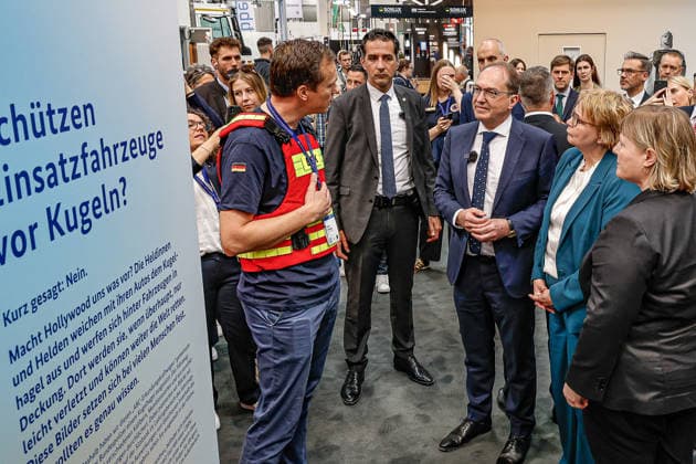 Eröffnung der Interschutz 2026 in Hannover und Messerundgang mit Bundesinnenminister Alexander Dobrindt und Nds. Innenministerin Daniela Behrens Messerundgang, bei der Bundesamt für Bevölkerungsschutz und Katastrophenhilfe (BBK), Daniela Behrens (SPD), Niedersächsische Ministerin für Inneres, Sport und Digitalisierung; Alexander Dobrindt (CSU), Bundesinnenminister Hannover Hannover Messe Niedersachsen, Region Hannover Germany *** Opening of Interschutz 2026 in Hanover and tour of the trade fair with Federal Minister of the Interior Alexander Dobrindt and Lower Saxony Minister of the Interior Daniela Behrens Tour of the trade fair, at the Federal Office of Civil Protection and Disaster Assistance BBK , Daniela Behrens SPD , Lower Saxony
