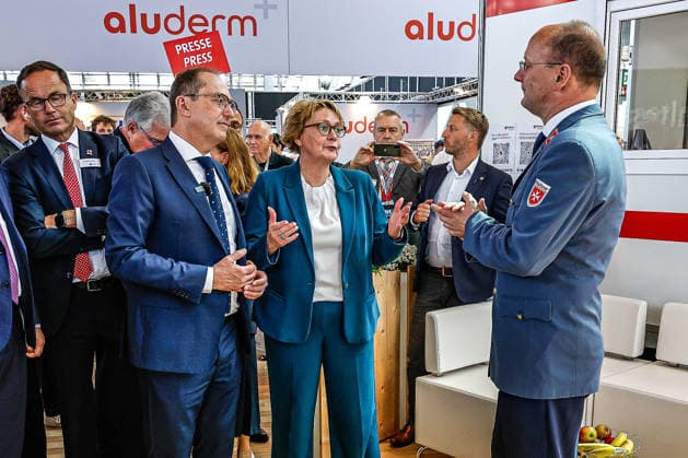 Eröffnung der Interschutz 2026 in Hannover und Messerundgang mit Bundesinnenminister Alexander Dobrindt und Nds. Innenministerin Daniela Behrens Messerundgang beim Malteser Hilfsdienst (MHD), Alexander Dobrindt (CSU), Bundesinnenminister; Daniela Behrens (SPD), Niedersächsische Ministerin für Inneres, Sport, Hannover Hannover Messe Niedersachsen, Region Hannover Germany *** Opening of Interschutz 2026 in Hanover and tour of the trade fair with Federal Minister of the Interior Alexander Dobrindt and Lower Saxony Minister of the Interior Daniela Behrens Tour of the trade fair at Malteser Hilfsdienst MHD , Alexander Dobrindt CSU , Federal Minister of the Interior Daniela Behrens SPD , Lower Saxony Minister of the Interior, Sport, Hanover Ha