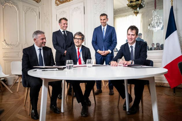 Choose France Business Summit - Paris Ahmed Yahia Al Idrissi, Managing Director and CEO of MGX, President of BPI Nicolas Dufourcq and Mistral CEO Arthur Mensch, French President Emmanuel Macron and Khaldoon Al Mubarak, CEO and managing director of Mubadala Investment Company, attend a signed agreement during the Choose France business summit, aiming to attract foreign investors to the country, at the Chateau de Versailles in Versailles, near Paris, France, June 1, 2026. Photo by Eliot Blondet ABACAPRESS.COM Paris France France  Copyright: xBlondetxEliot ABACAx