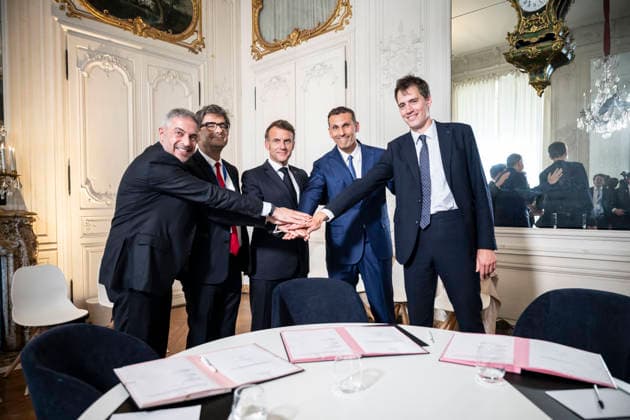 Choose France Business Summit - Paris Ahmed Yahia Al Idrissi, Managing Director and CEO of MGX, President of BPI Nicolas Dufourcq and Mistral CEO Arthur Mensch, French President Emmanuel Macron and Khaldoon Al Mubarak, CEO and managing director of Mubadala Investment Company, attend a signed agreement during the Choose France business summit, aiming to attract foreign investors to the country, at the Chateau de Versailles in Versailles, near Paris, France, June 1, 2026. Photo by Eliot Blondet ABACAPRESS.COM Paris France France  Copyright: xBlondetxEliot ABACAx