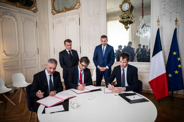 Choose France Business Summit - Paris Ahmed Yahia Al Idrissi, Managing Director and CEO of MGX, President of BPI Nicolas Dufourcq and Mistral CEO Arthur Mensch, French President Emmanuel Macron and Khaldoon Al Mubarak, CEO and managing director of Mubadala Investment Company, attend a signed agreement during the Choose France business summit, aiming to attract foreign investors to the country, at the Chateau de Versailles in Versailles, near Paris, France, June 1, 2026. Photo by Eliot Blondet ABACAPRESS.COM Paris France France  Copyright: xBlondetxEliot ABACAx