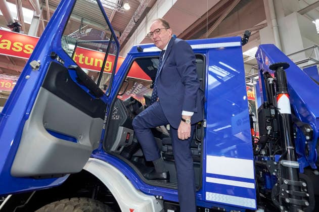 Alexander Dobrindt beim Eröffnungsrundgang über die Interschutz 2026 , der Weltleitmesse für Feuerwehr, Rettungswesen und Bevölkerungsschutz, auf dem Messegelände. Hannover, 01.06.2026 *** Alexander Dobrindt on the opening tour of Interschutz 2026 , the worlds leading trade fair for fire departments, rescue services and civil protection, at the Hannover Exhibition Center, 01 06 2026 Foto:xU.xStammx xFuturexImagex interschutz_6622