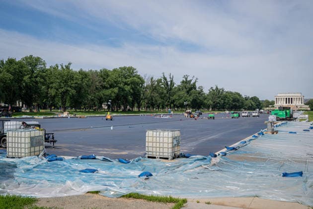 June 1, 2026, Washington, District Of Columbia, United States: Contractors continue applying sealant and protective coatings to the Lincoln Memorial Reflecting Pool on the National Mall as renovation work nears completion ahead of America 250 celebrations. Washington United States  - ZUMAk206 20260601_znp_k206_002 Copyright: xMattxKaminskyx