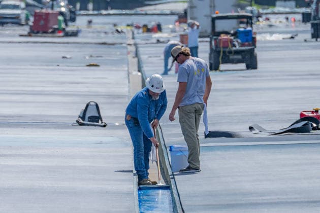 June 1, 2026, Washington, District Of Columbia, United States: Contractors continue applying sealant and protective coatings to the Lincoln Memorial Reflecting Pool on the National Mall as renovation work nears completion ahead of America 250 celebrations. Washington United States  - ZUMAk206 20260601_znp_k206_005 Copyright: xMattxKaminskyx