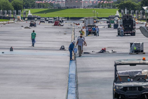 June 1, 2026, Washington, District Of Columbia, United States: Contractors continue applying sealant and protective coatings to the Lincoln Memorial Reflecting Pool on the National Mall as renovation work nears completion ahead of America 250 celebrations. Washington United States  - ZUMAk206 20260601_znp_k206_009 Copyright: xMattxKaminskyx
