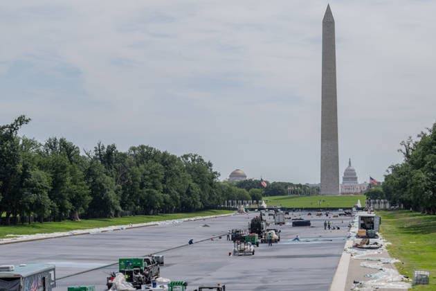 June 1, 2026, Washington, District Of Columbia, United States: Contractors continue applying sealant and protective coatings to the Lincoln Memorial Reflecting Pool on the National Mall as renovation work nears completion ahead of America 250 celebrations. Washington United States  - ZUMAk206 20260601_znp_k206_016 Copyright: xMattxKaminskyx