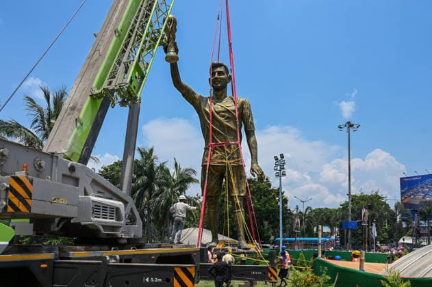 KOLKATA, INDIA - JUNE 1: Public Works Department (PWD) authorities brought down and took away the 70-foot fibreglass statue of Argentine football legend Lionel Messi from Lake Town after local residents reported that it was swaying in strong winds on June 1, 2026 in Kolkata, India. Lionel Messi virtually unveiled his statue in Kolkata s Lake Town area (Sree Bhumi Sporting Club) in December 2025. (Photo by Samir Jana Hindustan Times) 70 Foot Statue Of Footballer Lionel Messi Taken Down Due To Safety Concerns In Kolkata