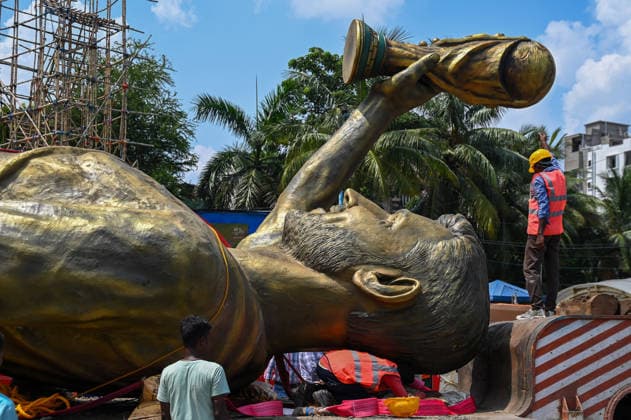 KOLKATA, INDIA - JUNE 1: Public Works Department (PWD) authorities brought down and took away the 70-foot fibreglass statue of Argentine football legend Lionel Messi from Lake Town after local residents reported that it was swaying in strong winds on June 1, 2026 in Kolkata, India. Lionel Messi virtually unveiled his statue in Kolkata s Lake Town area (Sree Bhumi Sporting Club) in December 2025. (Photo by Samir Jana Hindustan Times) 70 Foot Statue Of Footballer Lionel Messi Taken Down Due To Safety Concerns In Kolkata