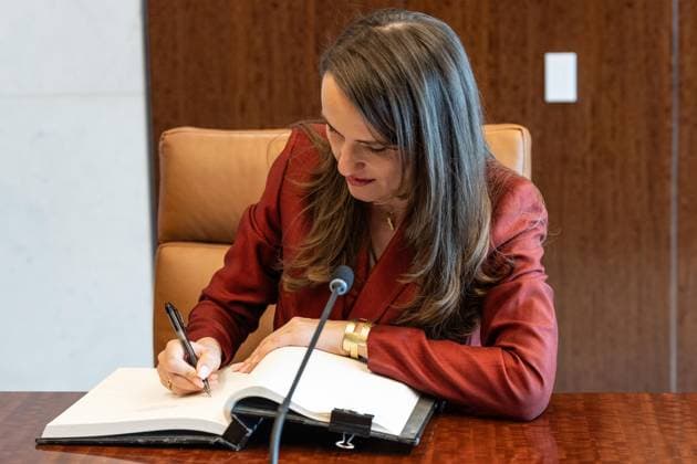 June 1, 2026, New York, New York, USA: Oana-Silvia Toiu, Minister for Foreign Affairs of Romania signs guest book as she meets with Secretary-General Antonio Guterres at UN Headquarters in New York, NY on June 1, 2026. New York USA - ZUMAr339 20260601_znp_r339_003 Copyright: xLevxRadinx