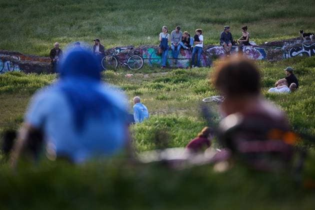 Party im Görlitzer Park ** NUR FÜR REDAKTIONELLE ZWECKE ** EDITORIAL USE ONLY **<p>Weil das Verwaltungsgericht Berlin die nächtliche Schließung des Görlitzer Parks für rechtswidrig erklärt hat, findet heute eine Party statt. Deutschland Berlin Berlin Copyright: JoergxCarstensen *** Party in Görlitzer Park FOR EDITORIAL PURPOSES ONLY EDITORIAL USE ONLY p Because the Berlin Administrative Court has declared the night-time closure of Görlitzer Park unlawful, a party is taking place today Germany Berlin Berlin Copyright JoergxCarstensen Copyright: JoergxCarstensen doc863p7ccmh6frjvzahlz ,EDITORIAL USE ONLY