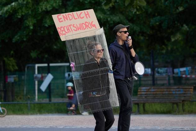 Party im Görlitzer Park ** NUR FÜR REDAKTIONELLE ZWECKE ** EDITORIAL USE ONLY **<p>Als Zaun verkleidet kommt eine Frau in den Görlitzer Park, um auf einer Party die nächtliche Schließung des Görlitzer Parks zu feiern. Das Verwaltungsgericht Berlin hat die Schließung für rechtswidrig erklärt. Deutschland Berlin Berlin Copyright: JoergxCarstensen *** Party in Görlitzer Park FOR EDITORIAL PURPOSES ONLY EDITORIAL USE ONLY p Dressed as a fence, a woman comes to Görlitzer Park to celebrate the nightly closure of Görlitzer Park at a party The Berlin Administrative Court has declared the closure unlawful Germany Berlin Berlin Copyright JoergxCarstensen Copyright: JoergxCarstensen doc863pdt9xz071do50nhhu ,EDITORIAL USE ONLY