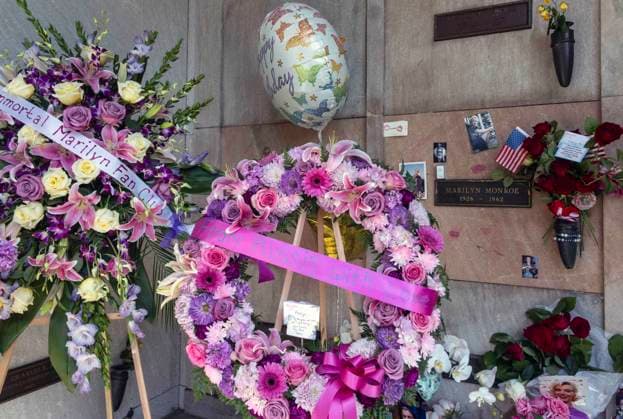 June 01, 2026 - Los Angeles, Caloifornia, USA - Film star and cultural icon Marilyn Monroe s crypt at the Pierce Brothers. Westwood Village Memorial Park & Mortuary attracts remembrances on what would have been her 100th birthday, June 01, 2026. Los Angeles USA - ZUMAce6_ 20260601_zaf_ce6_001 Copyright: xBrianxCahnx