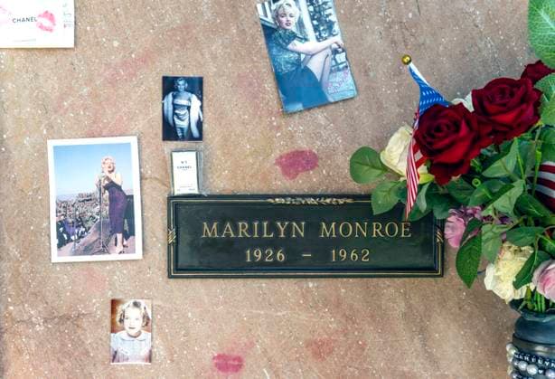 June 01, 2026 - Los Angeles, Caloifornia, USA - Film star and cultural icon Marilyn Monroe s crypt at the Pierce Brothers. Westwood Village Memorial Park & Mortuary attracts remembrances on what would have been her 100th birthday, June 01, 2026. Los Angeles USA - ZUMAce6_ 20260601_zaf_ce6_003 Copyright: xBrianxCahnx