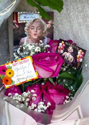 June 01, 2026 - Los Angeles, Caloifornia, USA - Film star and cultural icon Marilyn Monroe s crypt at the Pierce Brothers. Westwood Village Memorial Park & Mortuary attracts remembrances on what would have been her 100th birthday, June 01, 2026. Los Angeles USA - ZUMAce6_ 20260601_zaf_ce6_004 Copyright: xBrianxCahnx