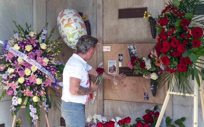 June 01, 2026 - Los Angeles, Caloifornia, USA - Film star and cultural icon Marilyn Monroe s crypt at the Pierce Brothers. Westwood Village Memorial Park & Mortuary attracts remembrances on what would have been her 100th birthday, June 01, 2026. Los Angeles USA - ZUMAce6_ 20260601_zaf_ce6_007 Copyright: xBrianxCahnx