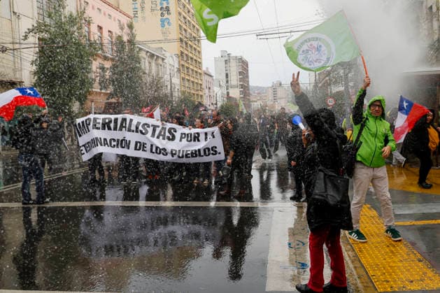 Valparaiso, June 1, 2026 Demonstrators clash with police to try to advance to the Congress where the President delivers his first public account Andres Pina Aton Chile, Valparaiso Chile Aton 1161343  Copyright: ANDRESxPINA ATONxCHILE