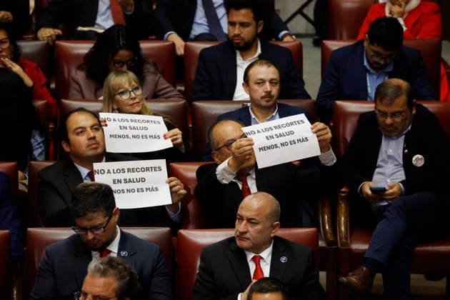 Valparaiso, June 1, 2026 Deputies show posters during the first public account of the president of the republic in the hall of honor of the National Congress Raul Zamora Aton Chile, Valparaiso Chile Aton 1161366  Copyright: RAULxZAMORA ATONxCHILE